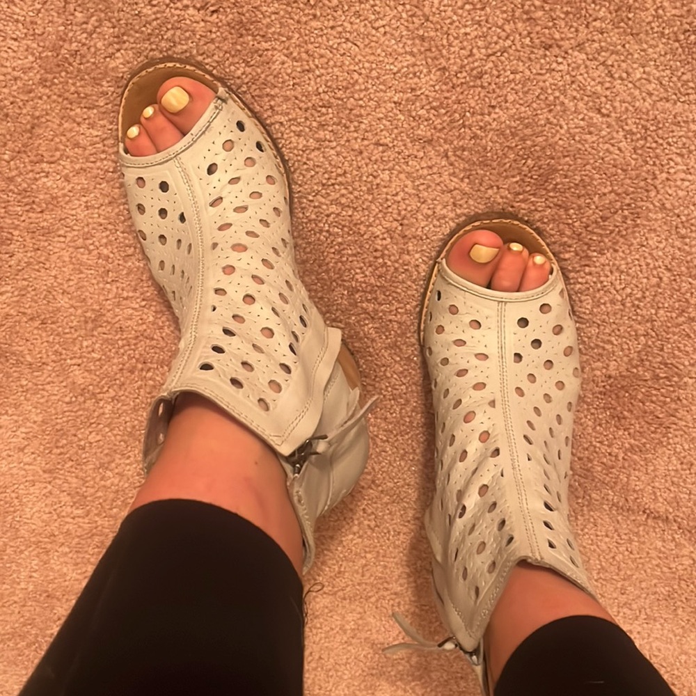 Toms Shoes Mallorca sandal 8.5 - cream/white leather